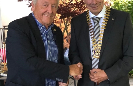 Youth Exchange Counselor Hannes Kuschinsky (Paul Harris Fellow Auszeichnung) und Präsident Manfred Weiss