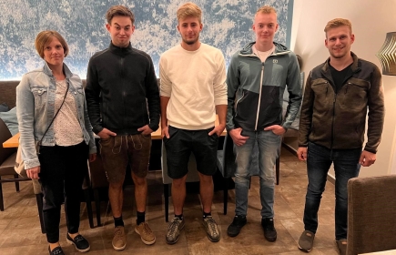 Witwe Michaela Burgstaller und die 4 Hofhelfer